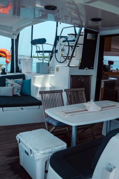 2816 Lagoon 42 cockpit