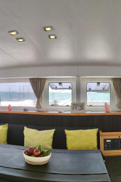 1658 Lagoon 40 dining room