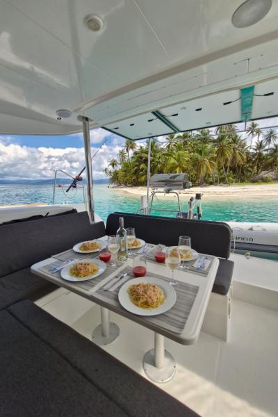 1848 Lagoon 400 outside dining area