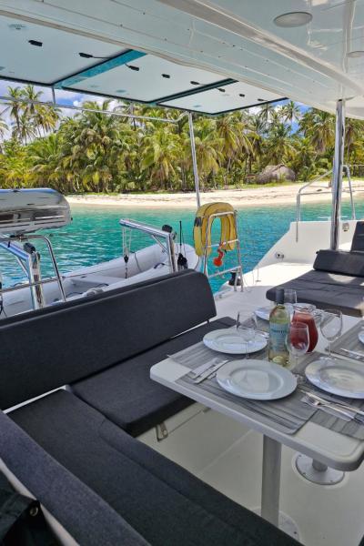 1850 Lagoon 400 outside dining area