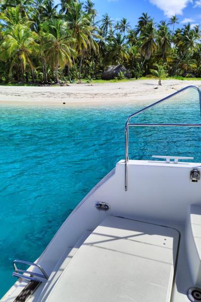 1851 Lagoon 400 stern