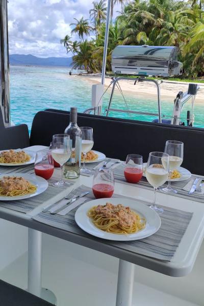 1852 Lagoon 400 outside dining area