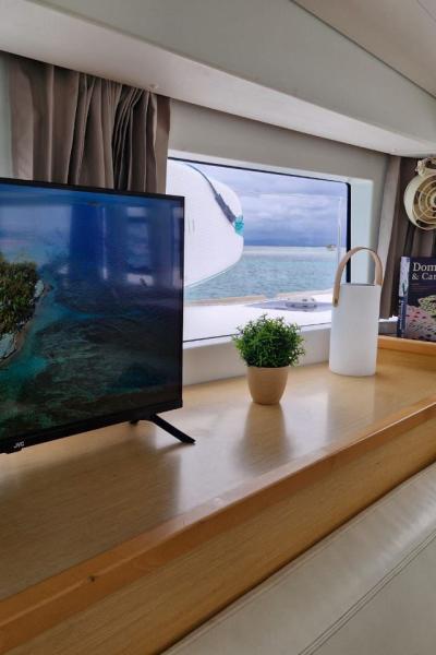 1876 Lagoon 400 living room