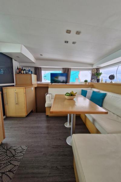 1877 Lagoon 400 living room